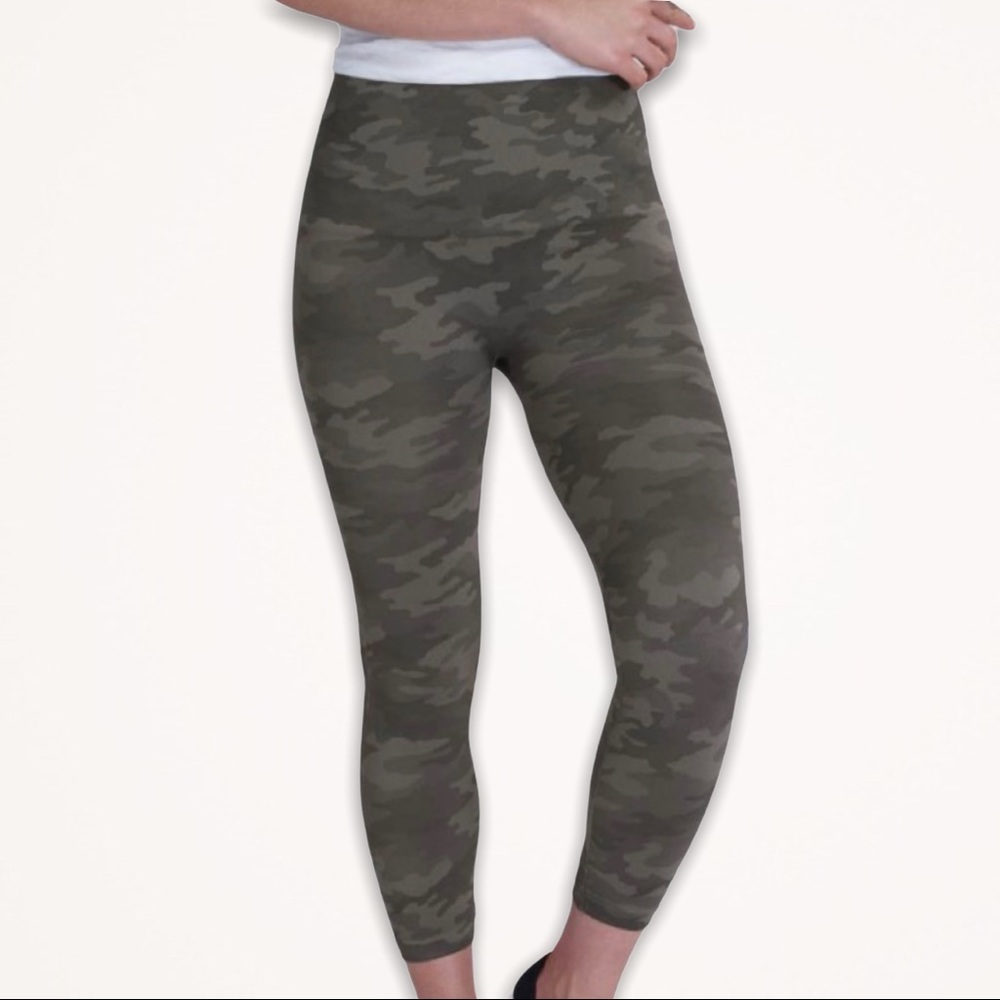 NWT SPANX Look at Me Now Cropped Seamless Leggings